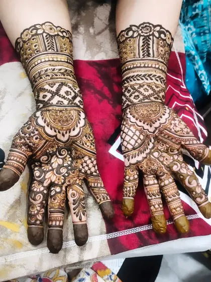 A beautiful, full-coverage design for a wedding guest, with intricate patterns from wrist to fingertips.