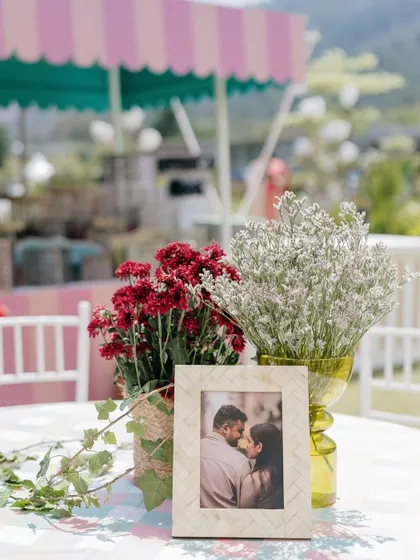 A personal touch: a framed photo of the couple is included in the table centerpiece, making the decor feel more intimate.
