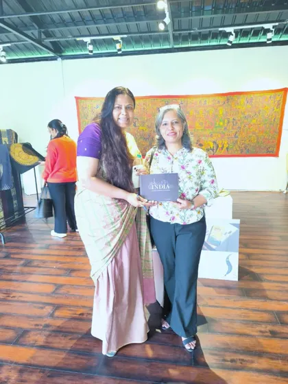 Dr. Indu Gupta receiving a token of appreciation from Craft Village founder Ms. Iti Tyagi.