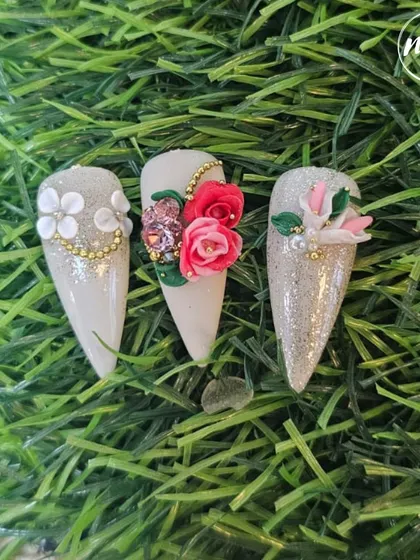 A stunning set of 3D floral and glitter nails created by one of my students. Their attention to detail and composition is fantastic.