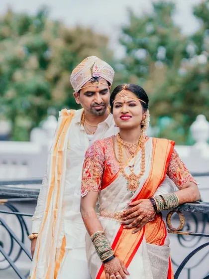 A beautiful photo of the bride and groom. Her off-white and orange Kanjeevaram looks stunning in the daylight.