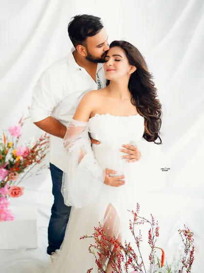 A tender kiss for the stunning mamma-to-be, surrounded by beautiful flowers. This is pure romance.