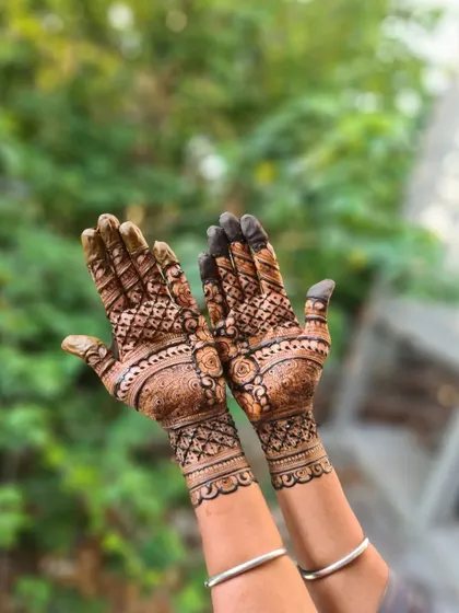 A memorable henna session with a client. This simpler, yet elegant design is perfect for wedding guests or smaller functions.