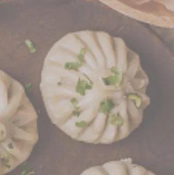 A perfectly steamed and pleated dim sum, a popular item from our continental and pan-Asian menu. We focus on both taste and presentation.
