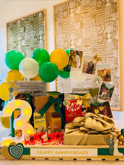 A full view of the vibrant third-anniversary hamper, showing how the green and yellow balloons complement the emerald and gold theme.