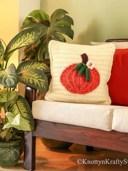 When is it okay to talk about pumpkins? This cushion is my way of welcoming the autumn season into my home.