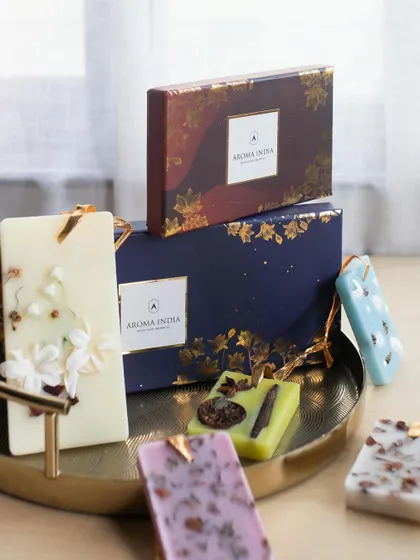 Discover a flame-free way to scent your home with our botanical wax tablets. Each tablet is a small work of art, infused with essential oils and adorned with dried flowers and spices, designed to gently perfume your closets and drawers.
