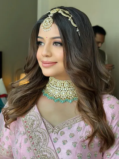 A lovely pastel look for a day wedding. The soft waves and simple matha patti create a look that is both traditional and modern.