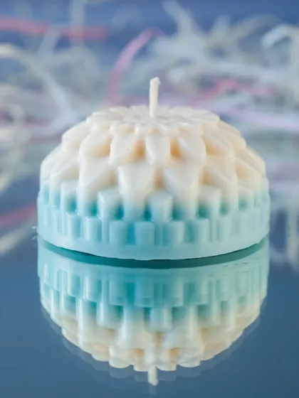 A beautiful dual-toned flower candle, perfect as a Diwali must-have for your home.