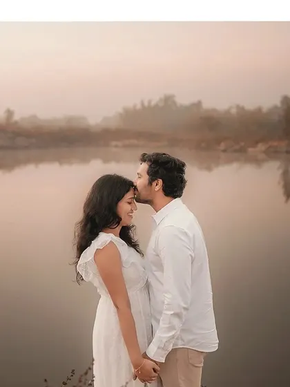 A gentle forehead kiss by the misty lake. This pre-wedding photo is incredibly romantic and serene, capturing a moment of pure affection.
