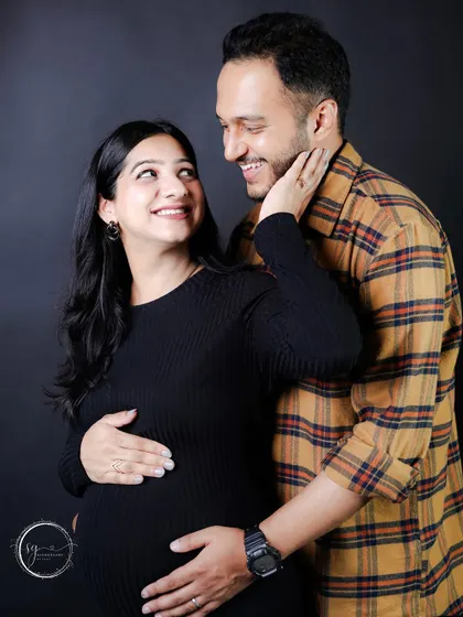 A candid moment of laughter and joy. I love capturing these real smiles during maternity shoots, as they reflect the genuine happiness and excitement of the parents-to-be.