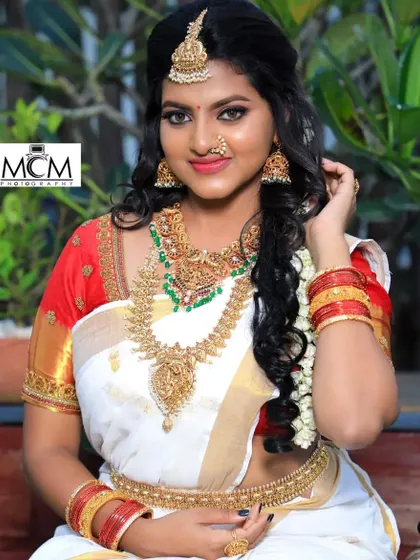 This bride looks stunning in a white and red saree, paired with a beautiful antique gold jewellery set. It’s a classic and elegant choice for a wedding.