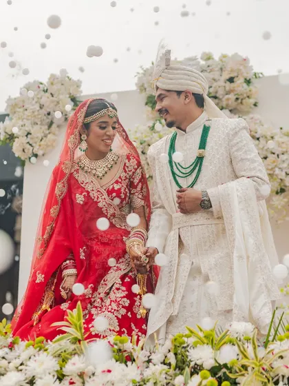 Amidst a shower of bubbles and a backdrop of white florals, I captured this dreamy, romantic moment between Rahul and Riya. It’s a perfect example of how I create a fairytale atmosphere for your wedding photos.