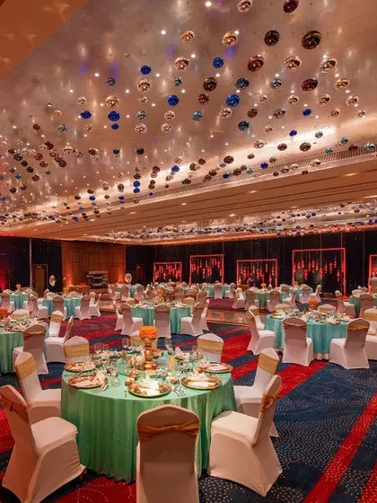 Another look at the grand scale of the Sajjangoth reception. I work to ensure that even in a large ballroom, every detail is perfect and the atmosphere is warm and inviting.