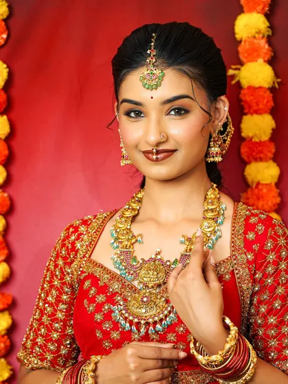 A close-up of one of my classic Kempu stone sets. The combination of red and green stones with an antique gold finish is a timeless choice for South Indian brides, adding a joyful and traditional touch to your celebration.