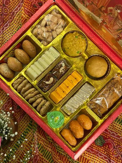 A closer look inside our fancy Bhaji Box for weddings. It’s a perfect mix of traditional sweets like laddoos and barfis, and savoury snacks like mathi and kachori. There’s something for everyone in the family.