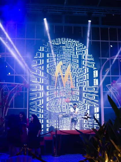 A wide angle of the venue, showing how the LED screen and professional spotlights transform the entire space.