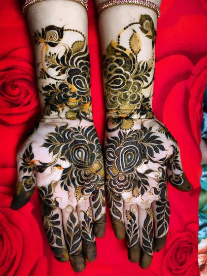 A bold and artistic design with large, dark floral motifs. This style is very eye-catching.