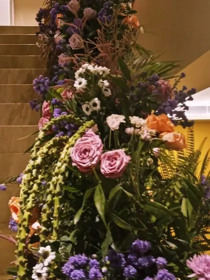 It's not just about balloons. We incorporated stunning, lush floral arrangements to add a touch of natural beauty and elegance to this baby shower setup, creating a beautiful contrast with the modern decor.