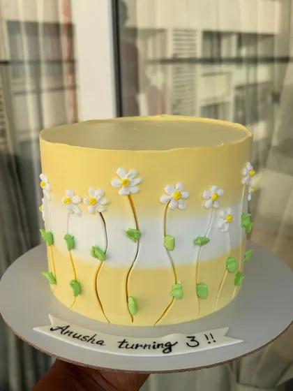 A cheerful yellow and white ombre cake decorated with hand-piped daisies. This no-fondant design is light, fresh, and perfect for a spring or summer celebration.