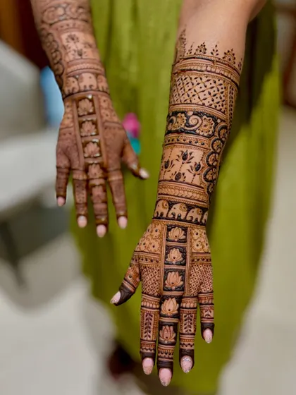 An angled view of the block-patterned wedding mehendi.