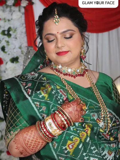 No filter needed for this gorgeous Gujarati bride. We got her ready in less than an hour, and her natural, glowing makeup looks absolutely on point in the daylight.