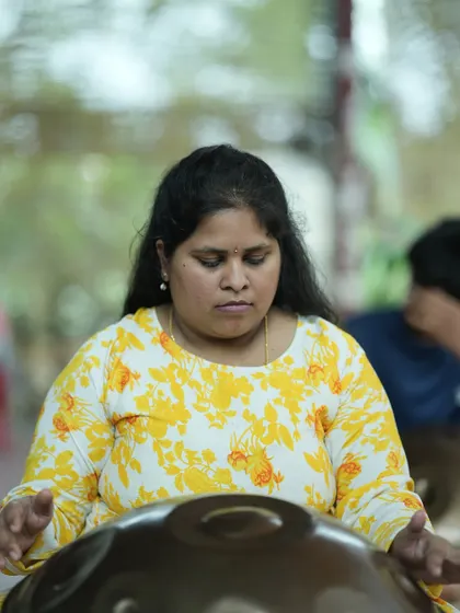 A participant finding her rhythm on the handpan.
