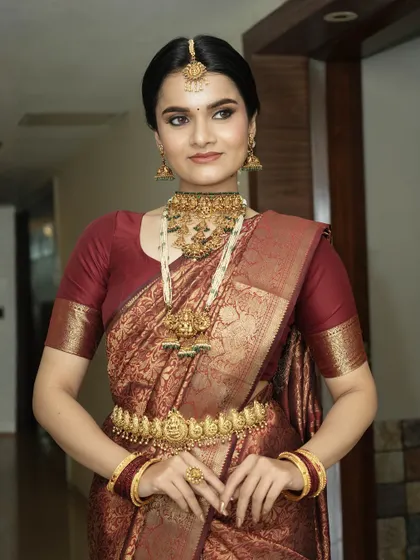 South Indian glam perfected. This look features nude eyes, matte lips, and a flawless glow that radiates timeless elegance.