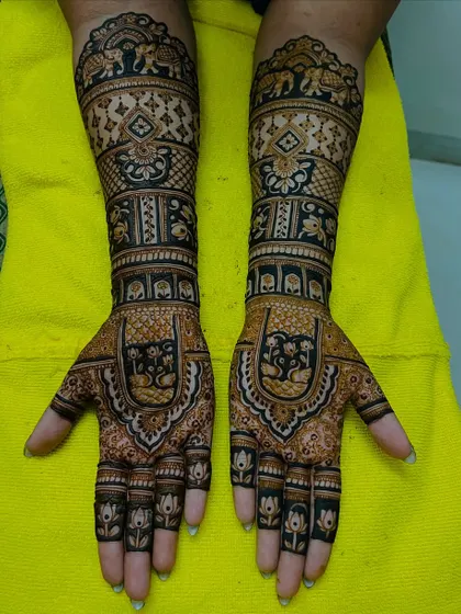 A beautiful engagement design with swan motifs on the palms and elephant figures on the arms. The patterns are intricate and perfect for a celebration.