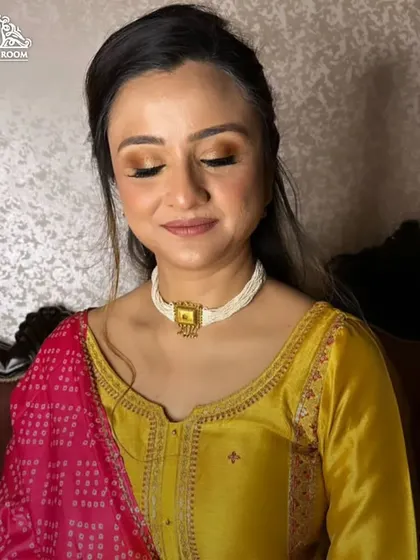 Makeup should always feel like you. For this client, I created a soft and natural party look, focusing on enhancing her features with subtle contouring, a simple eye, and a classic lip color. This is perfect for someone who wants an elegant, understated look.
