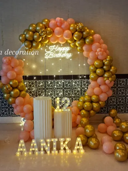 A clear, centered shot of the peach and gold balloon ring decoration for Aanika's 12th birthday.