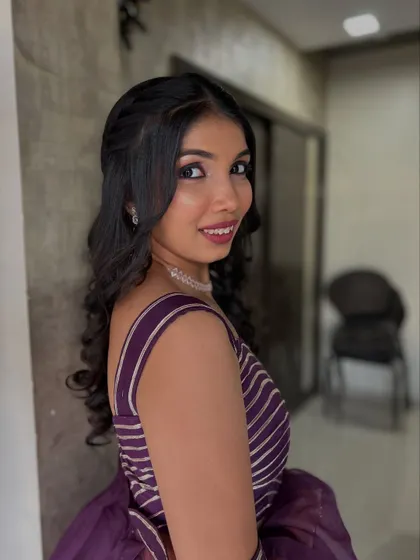 This client wanted a simple yet chic look. I gave her a clean base, defined eyes, and soft waves for a modern and stylish appearance.