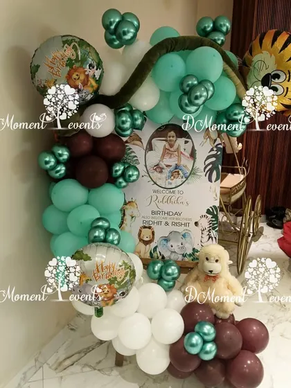 A welcome sign for a jungle-themed celebration, decorated with a lush arrangement of green and brown balloons.