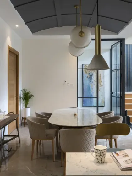 The first floor of the Screen House includes an open kitchen and a cozy dining area. This space is designed for intimate and informal gatherings, fostering a warm and interactive atmosphere.