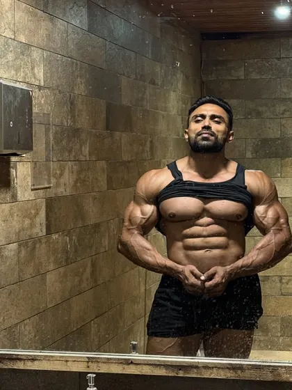 Checking the abs and chest separation.