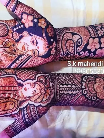 A unique design with portraits on the back of the hands. This is a great option for engagement ceremonies or for brides who want something different.