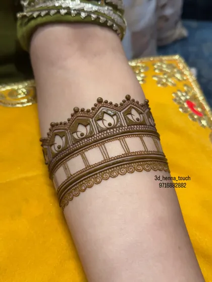 The lotus arm band with a simple line-work pattern. This shows how different fillers can completely change the look and feel of a design.