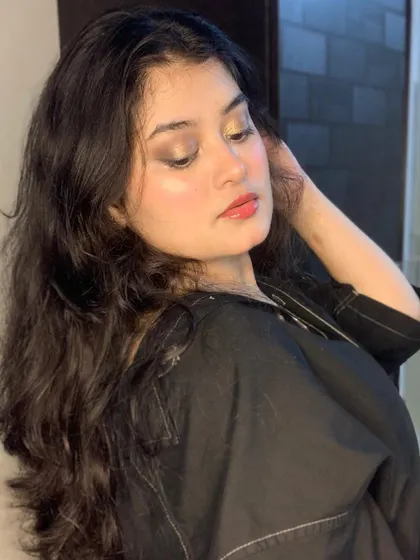 Another view of the warm, golden makeup.