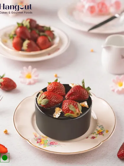 Our Strawberry with Belgian Chocolate Ganache Bento is a premium treat. The rich, dark chocolate perfectly complements the sweet, fresh strawberries, creating a luxurious dessert experience.