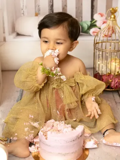 Getting the first taste of birthday cake is a moment of pure discovery. This cakesmash session captures the textures and emotions of this fun milestone.