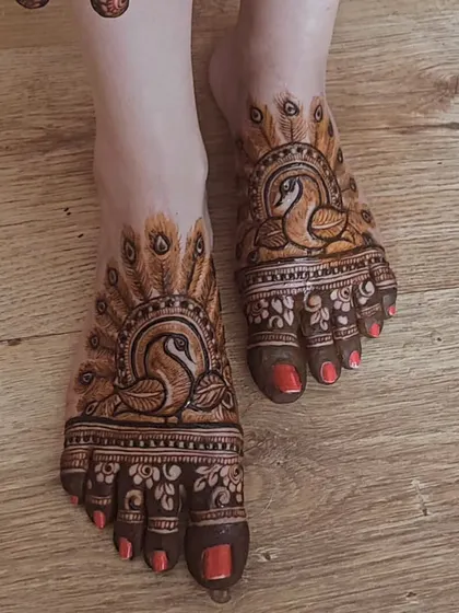 An elegant design with two swans facing each other, their feathers creating a beautiful fan-like pattern on the feet.