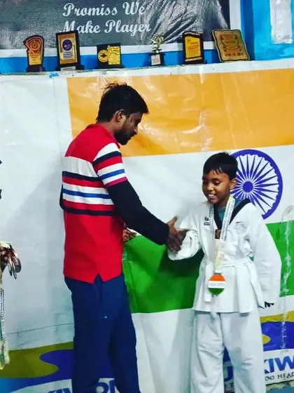 A round of applause for this student's achievement.