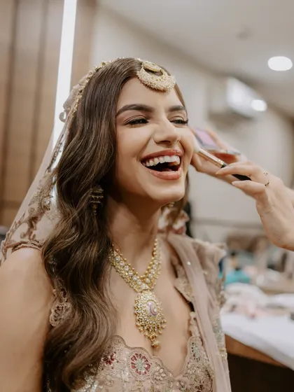 The best moments are filled with laughter. A candid shot of our bride Samreen enjoying the getting-ready process with our team.