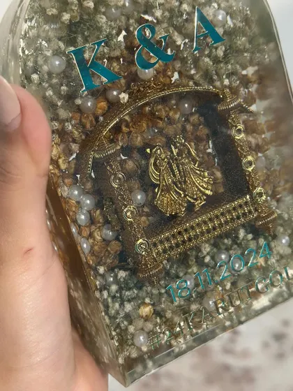 The customization possibilities are endless. For this arch keepsake, the client chose a beautiful teal color for the text, which perfectly complements the gold and white flowers. Every detail is chosen by you.