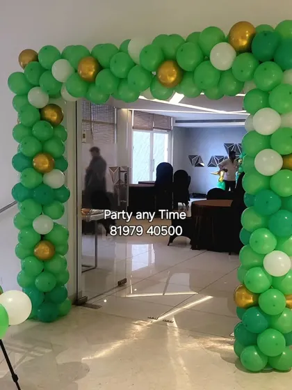 A balloon arch at the entrance to the dinosaur-themed party.