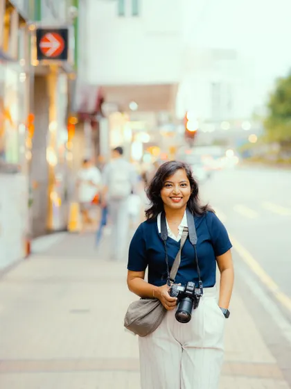A series of portraits from my walk in Kowloon. From candid smiles to close-ups of my camera, these photos document a happy day of shooting.