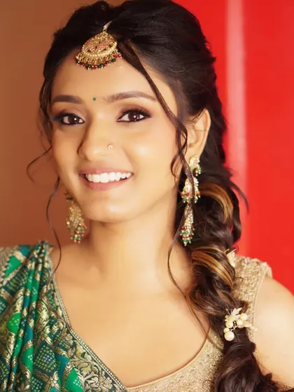 A radiant smile from Nony at her Mehendi ceremony. The earthy tones of her makeup, including a brown terracotta eyeshadow and nude lip, enhance her natural beauty and joyful spirit.