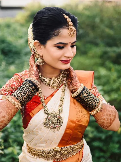 A beautiful bride ready for her muhurtham. Her makeup features a natural, glowing base, soft smokey eyes, and a classic lip colour that enhances her features without overpowering her traditional attire.