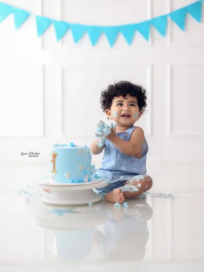 Pure joy and messy fingers. This is what a cake smash is all about. Capturing the genuine giggles and sugary smiles is my favorite part of these sessions.