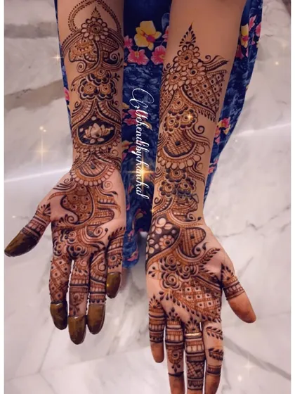 A gorgeous Arabic-inspired design with bold lines, floral patterns, and lots of open space to make the artwork stand out.